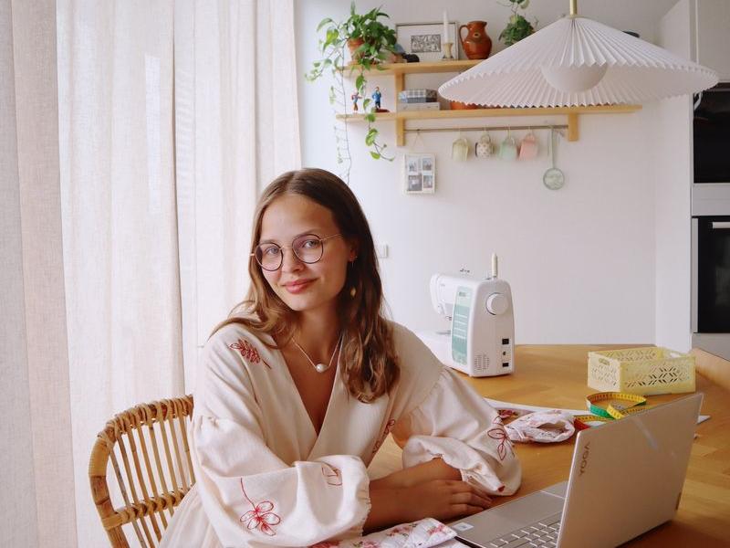 Maria Møller ved kreabord